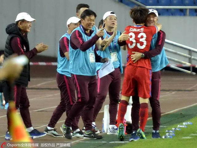 他之前在欧冠比赛中也曾这样做过，在关键比赛中表现出色。